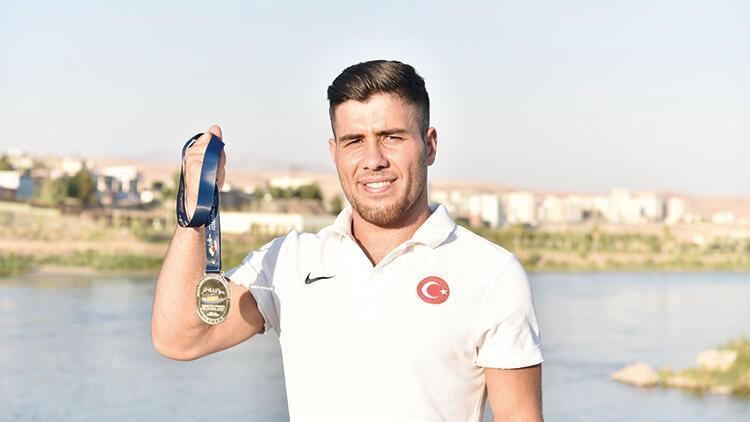 Hearing-impaired man overcomes obstacles to become champion