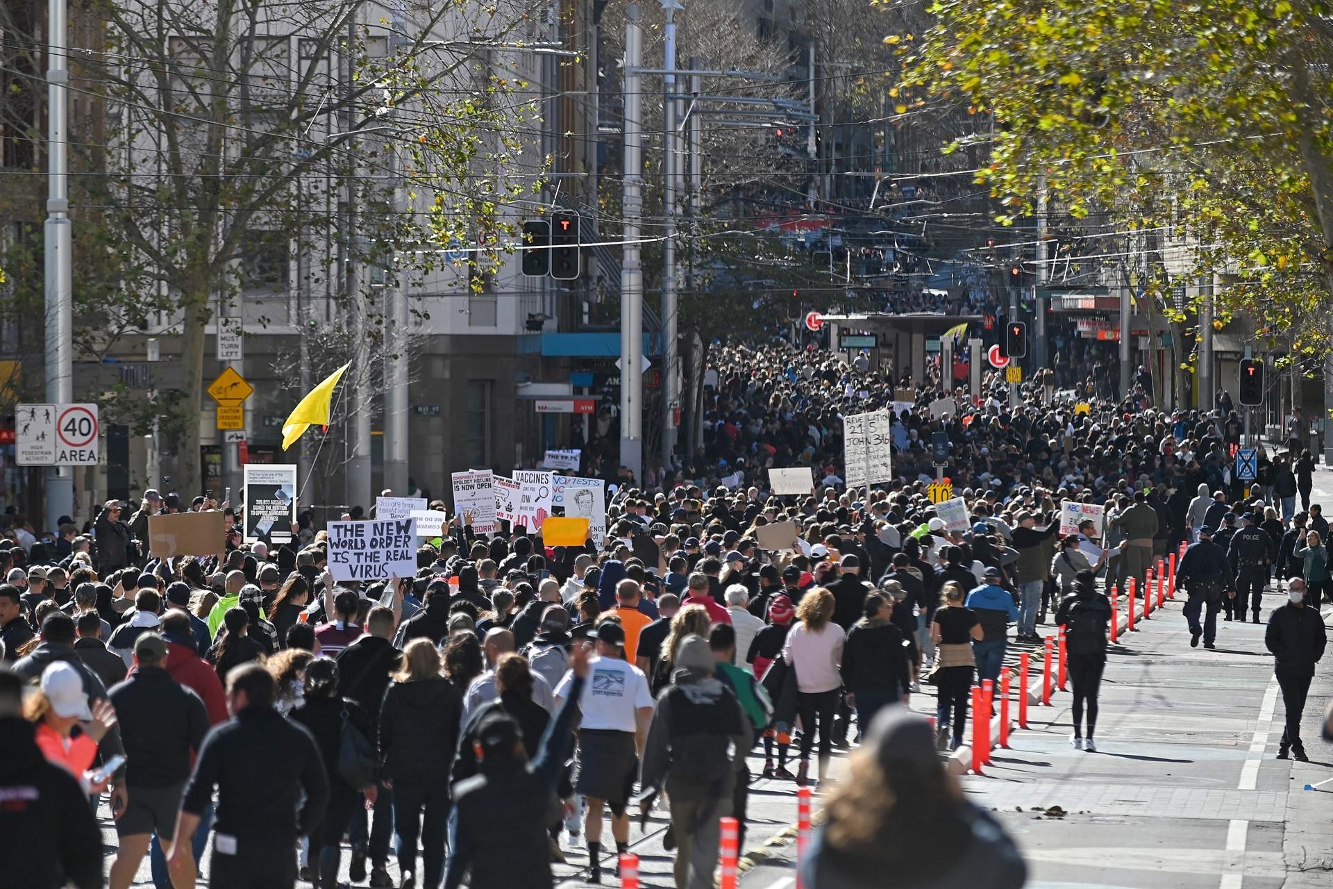 Anti-lockdown protesters clash with Sydney police