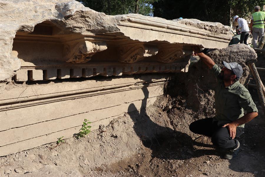 Sanctuary entrance structure of Temple of Zeus found