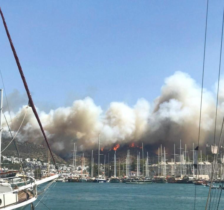 Tourists in Bodrum evacuated by boat amid fires