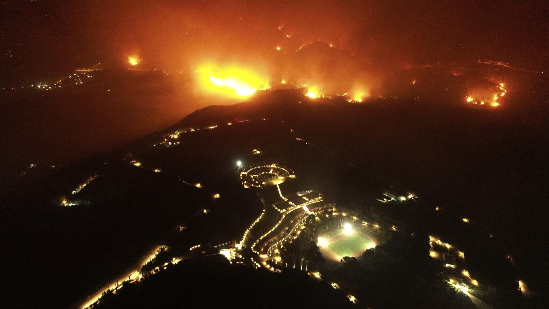 Thousands more flee fires outside Athens amid heat wave