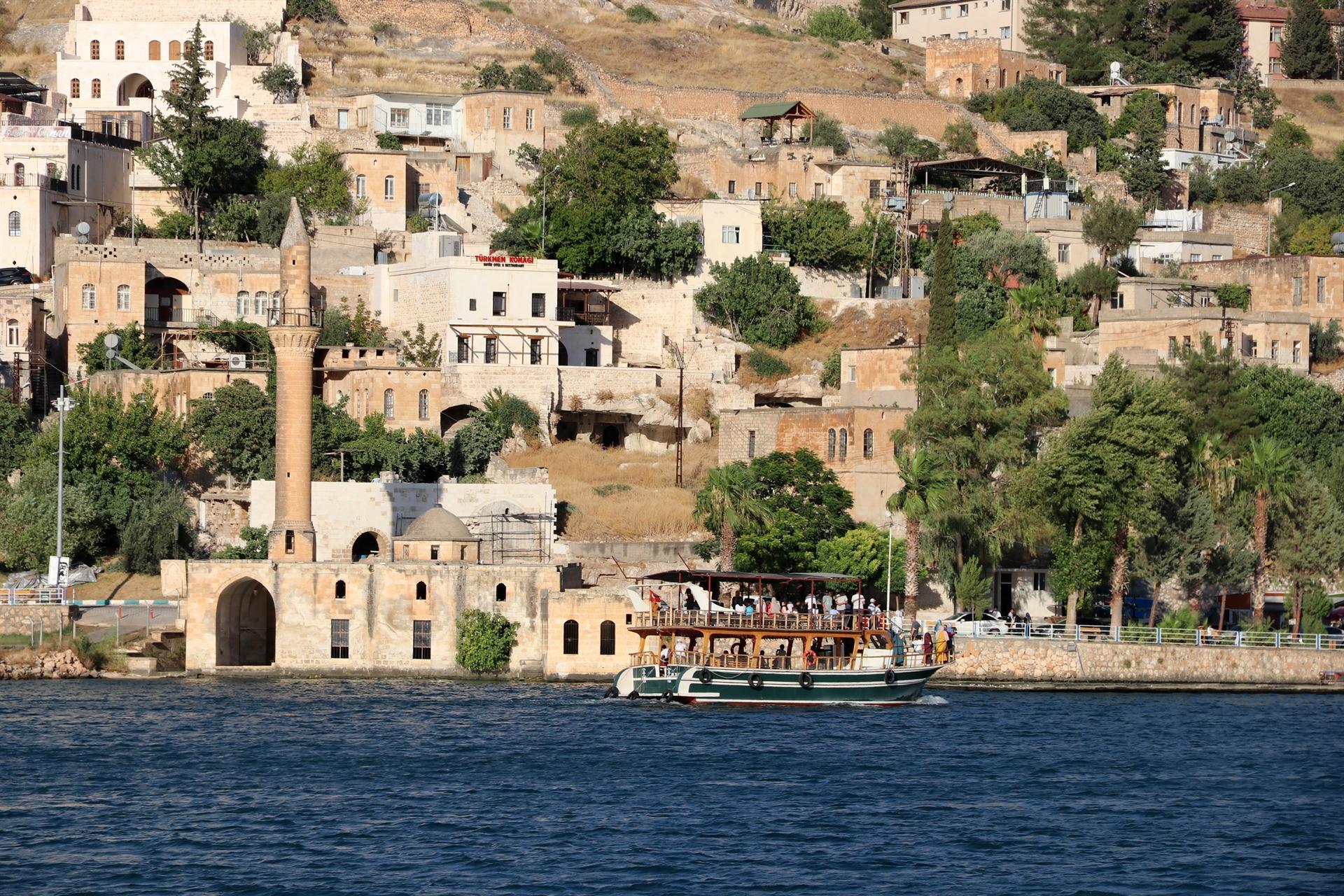 Visitors rush to Halfeti lying in middle of steppe