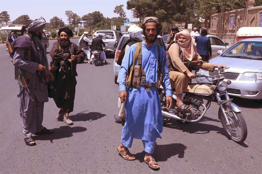 Afghan president leaves the country as Taliban move on Kabul