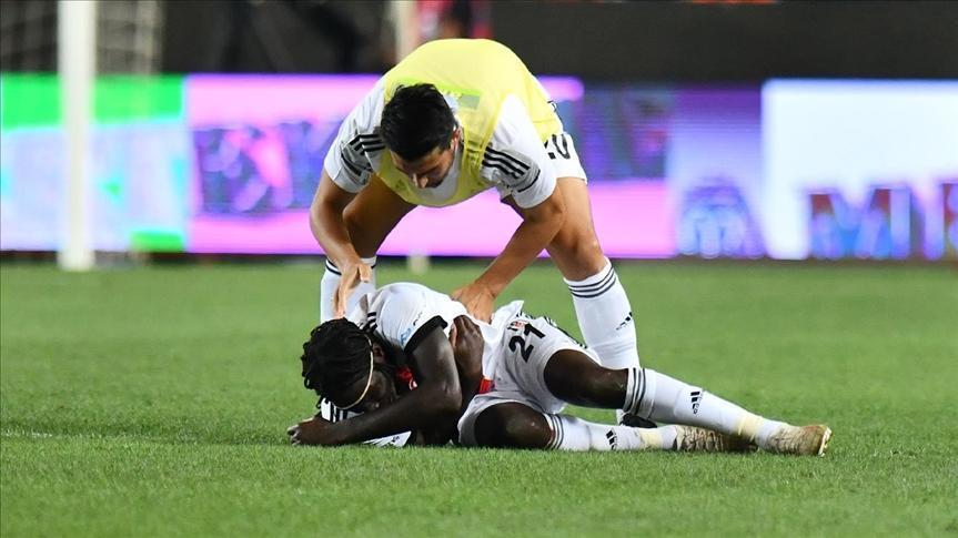 Beşiktaş defender NSakala collapses during Süper Lig match
