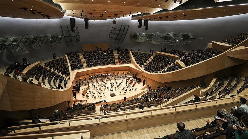 New venue of presidential orchestra opens season