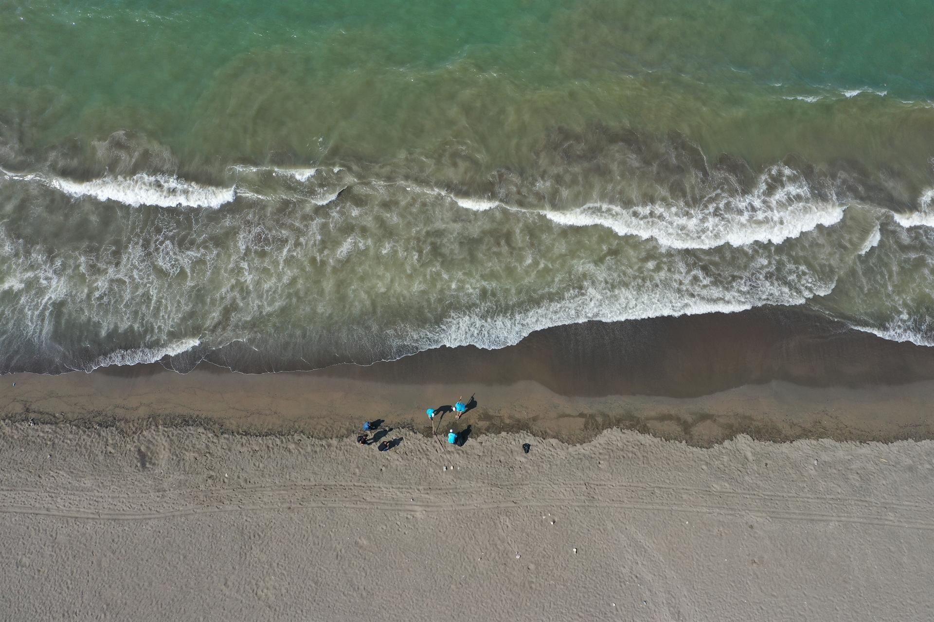 Part of oil spill reaches Turkey’s south coast
