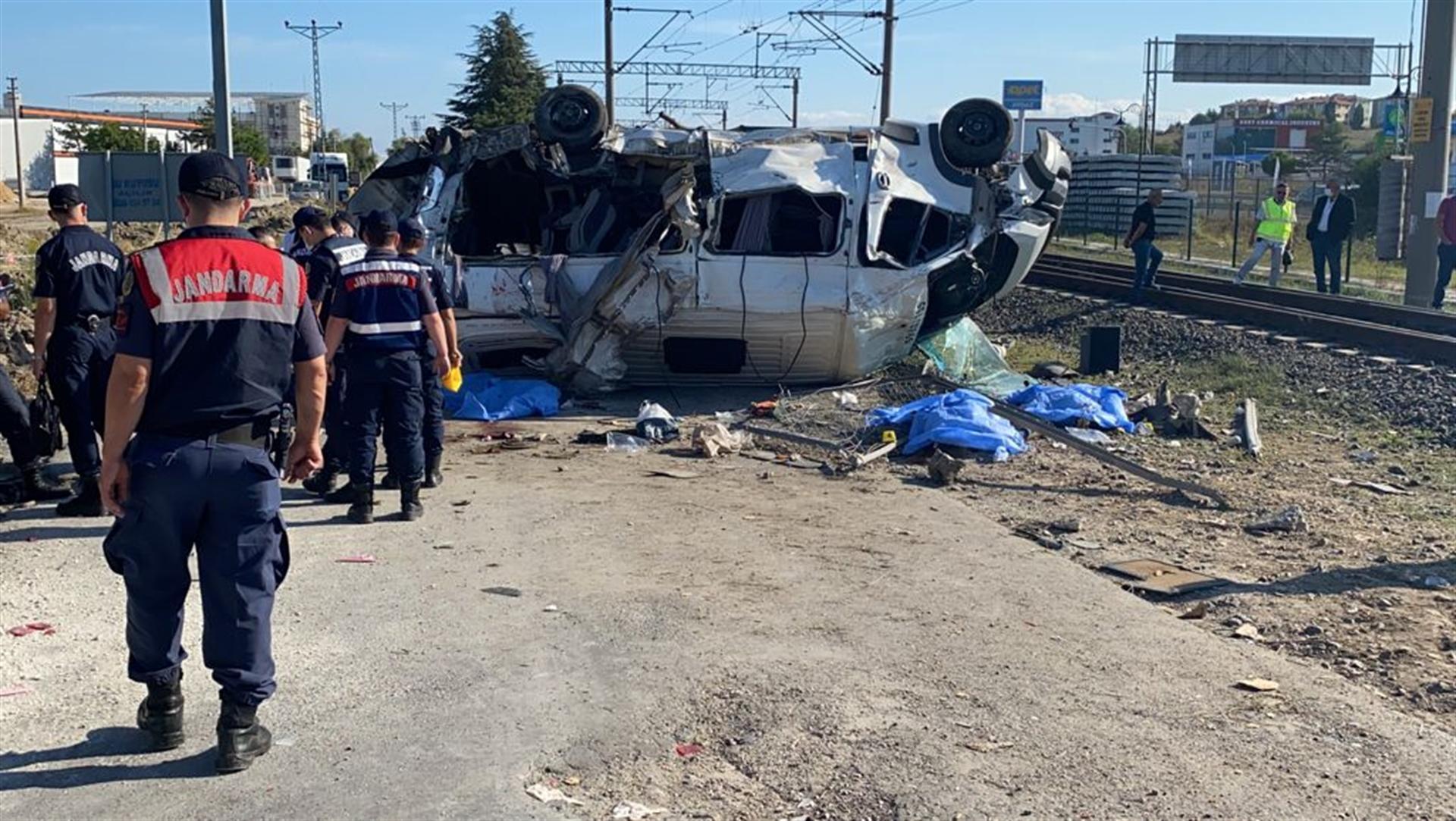 6 dead as freight train, bus collide in northwestern Turkey