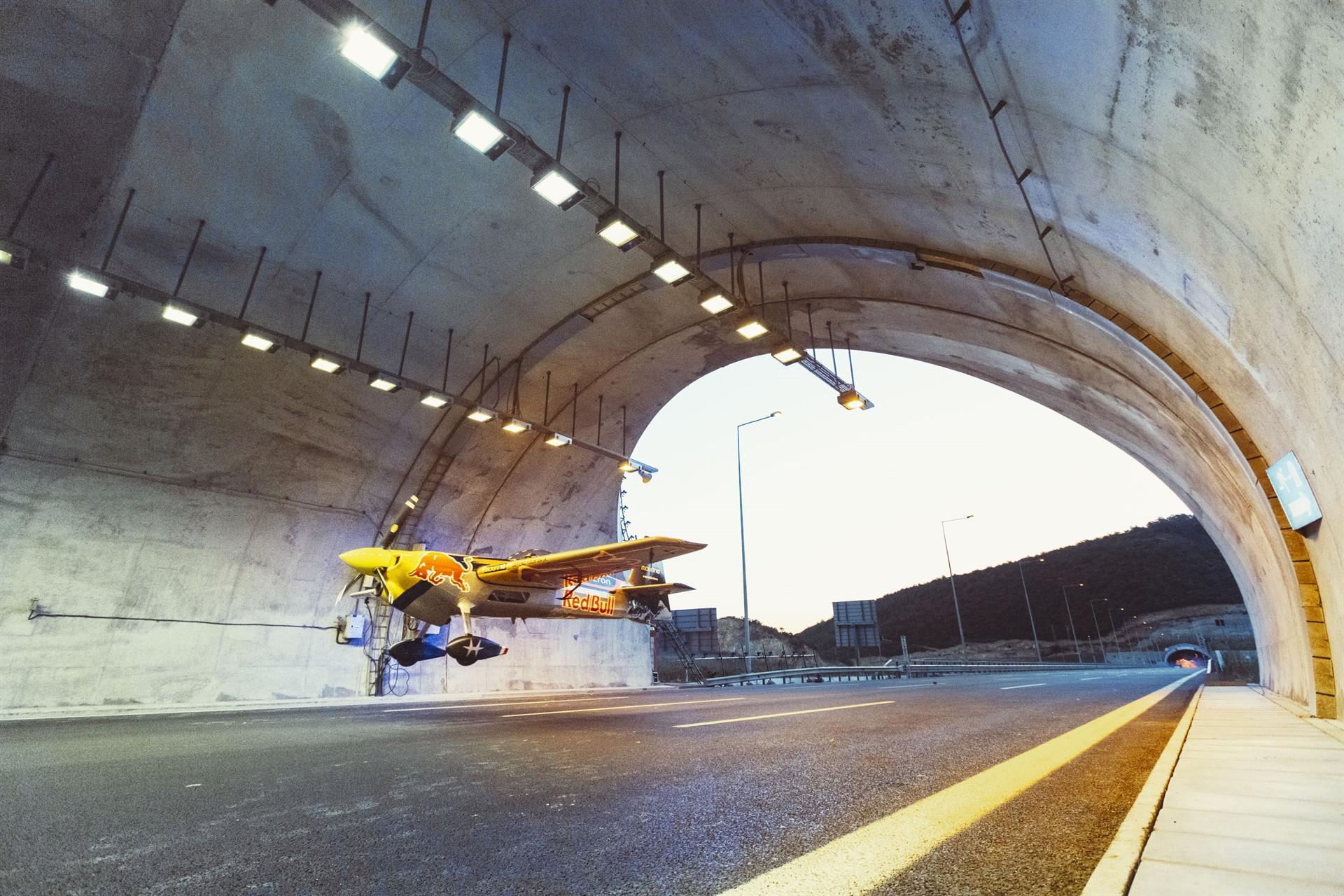 Pilot breaks longest tunnel flight world record in Istanbul