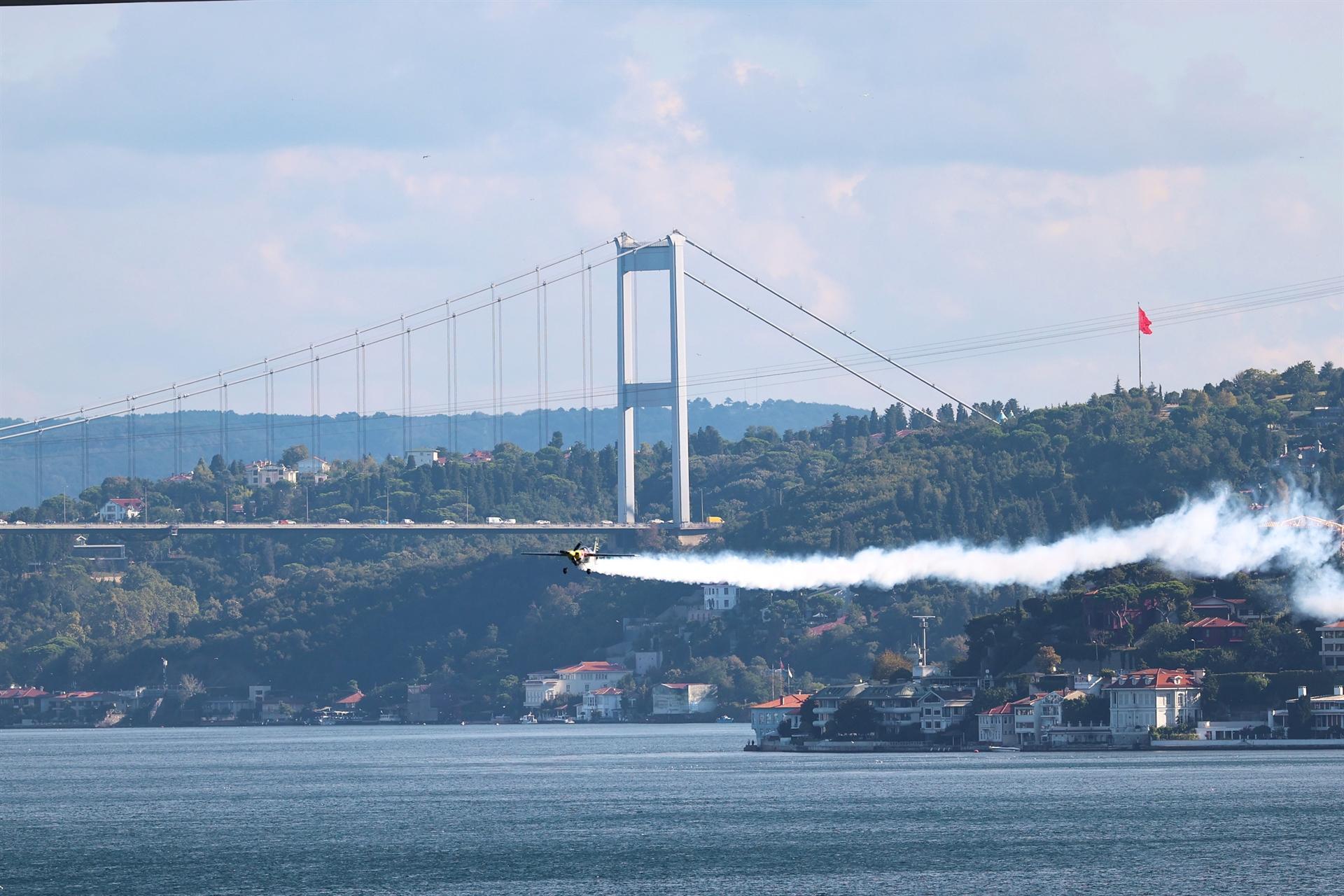 Record holder stunt pilot flies under Bosphorus bridge