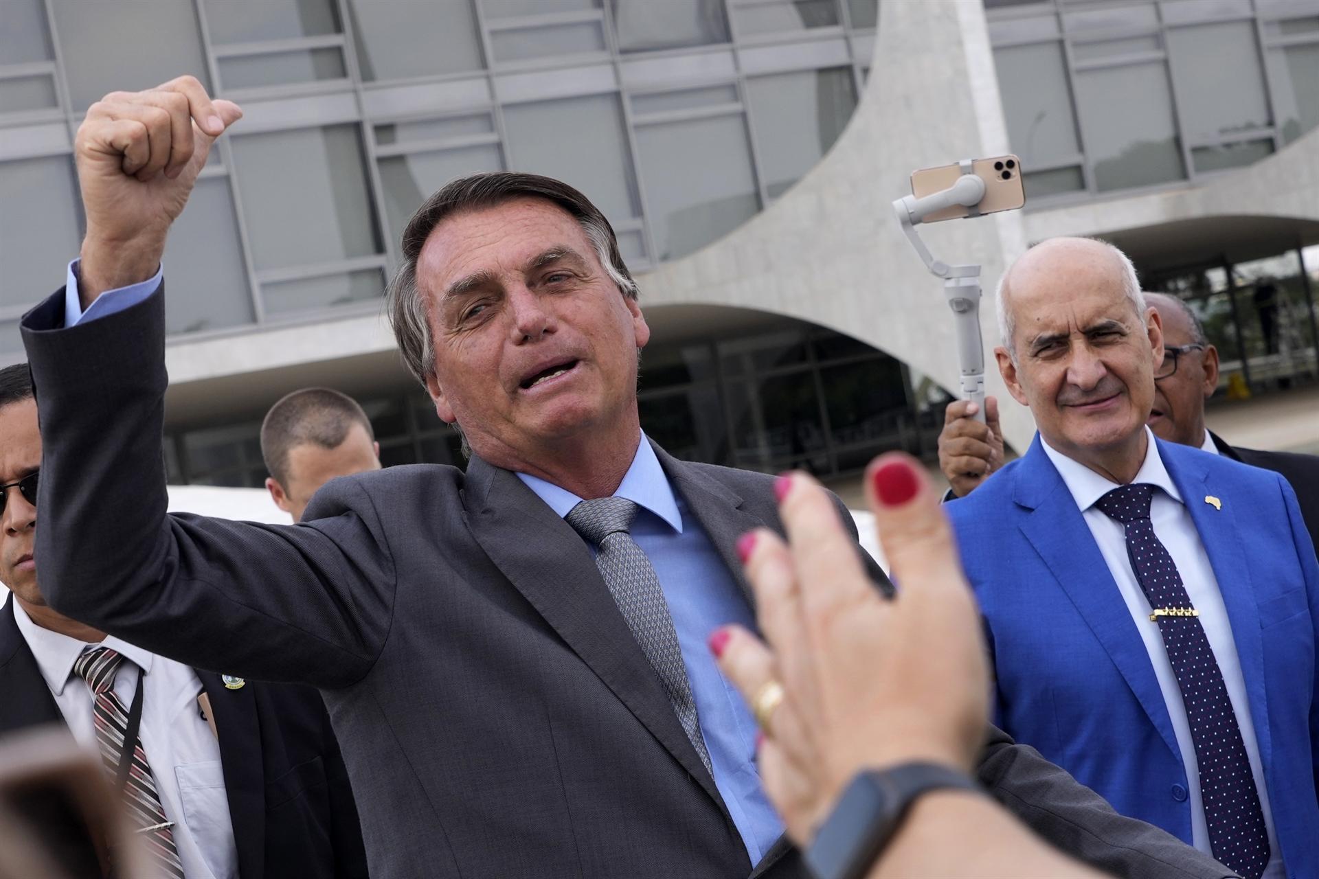 Bolsonaro issues decree limiting social media moderation