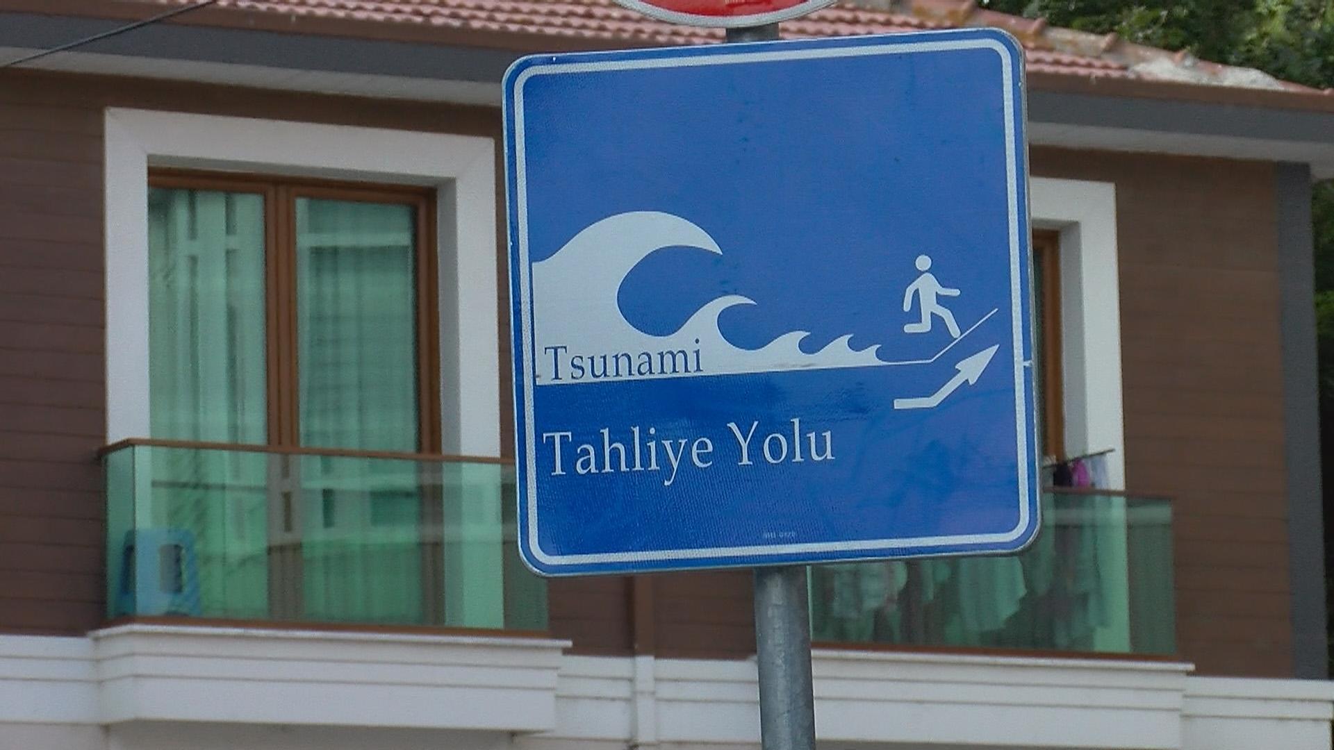 Tsunami signs installed across Istanbul amid quake warnings