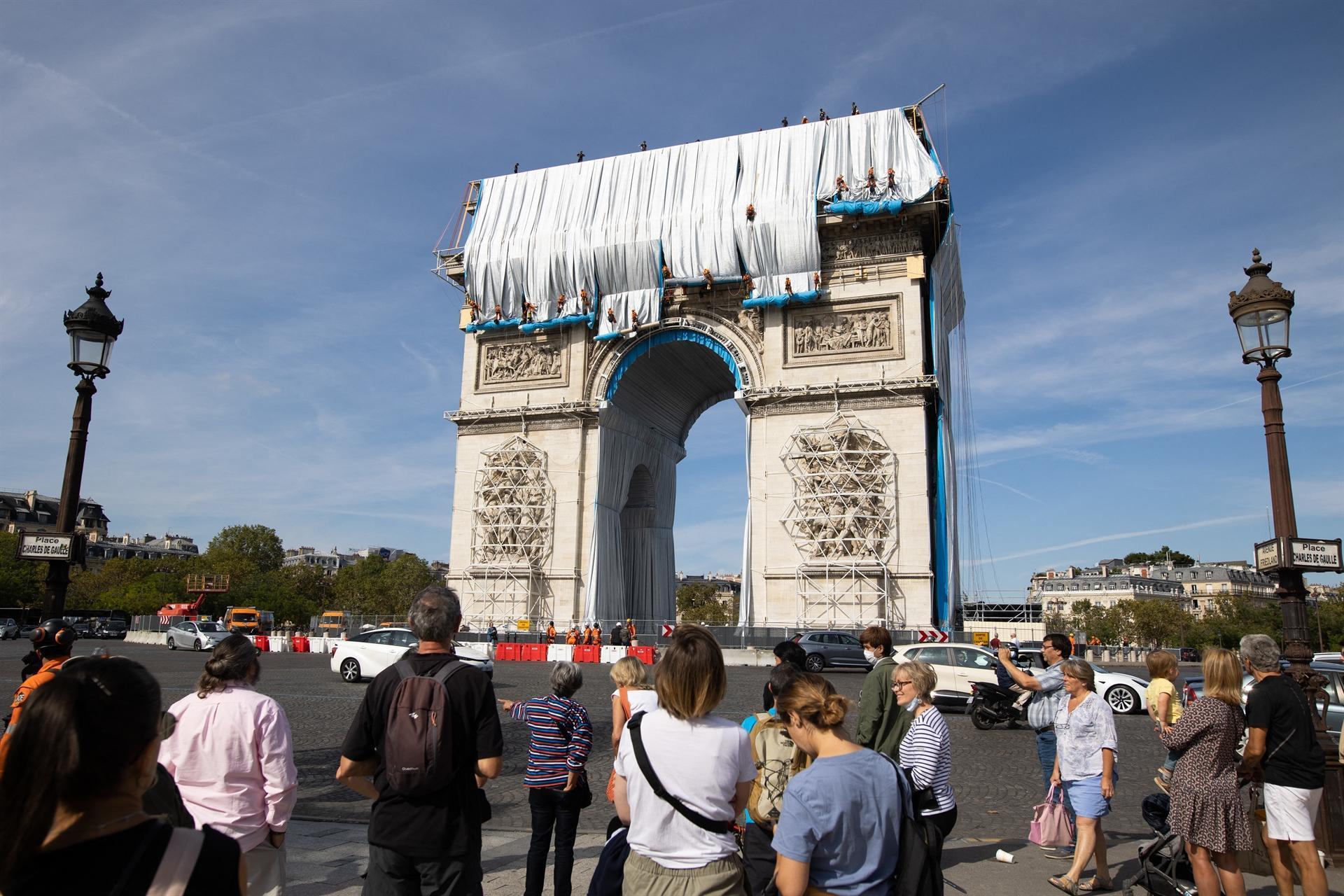 Wrapping of Arc de Triomphe begins in Christo tribute