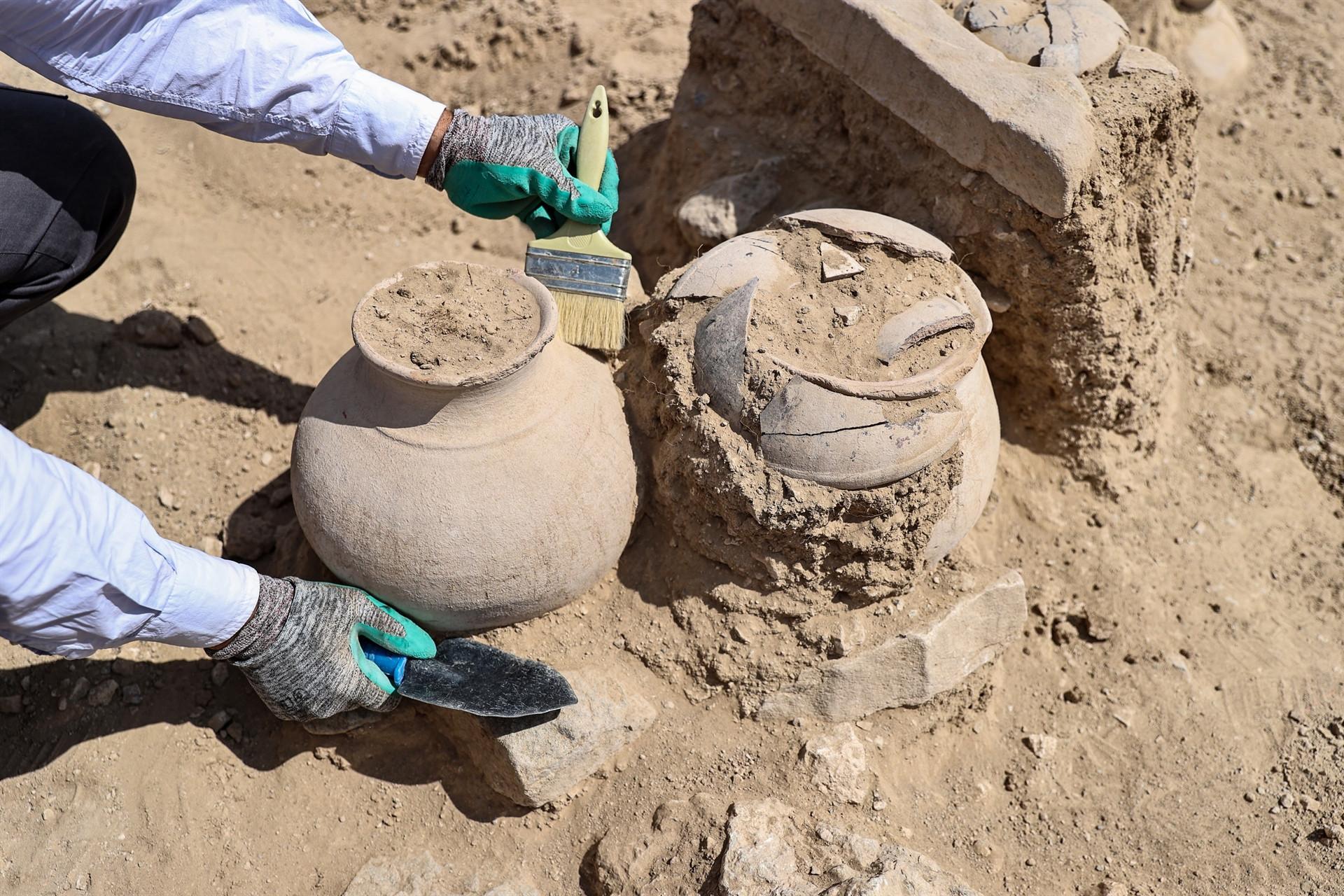 Urns found in Çavuştepe Castle under examination