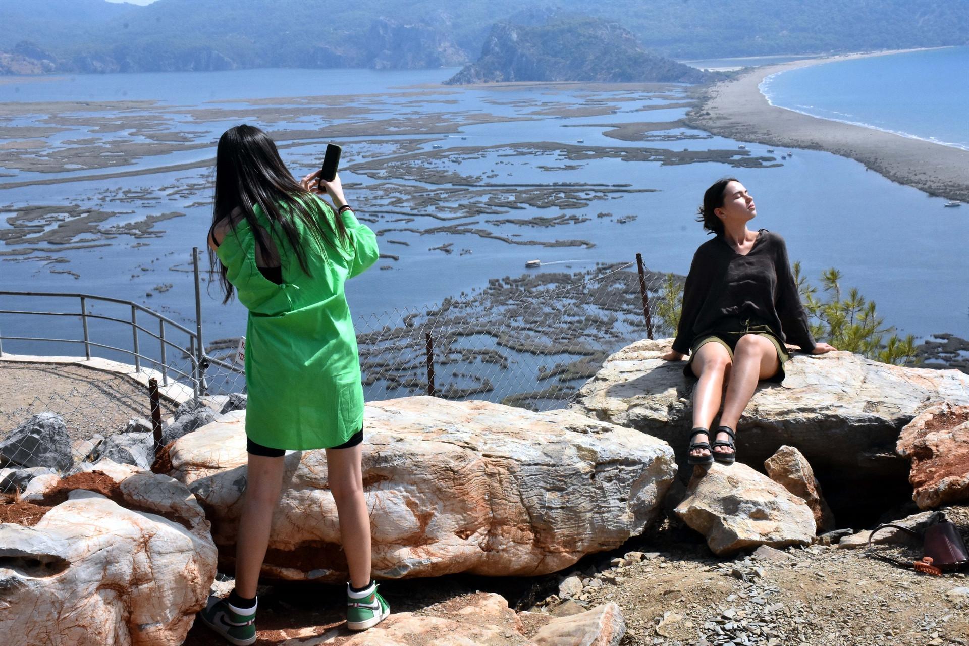 Russian influencers amazed by beauty of Muğla province