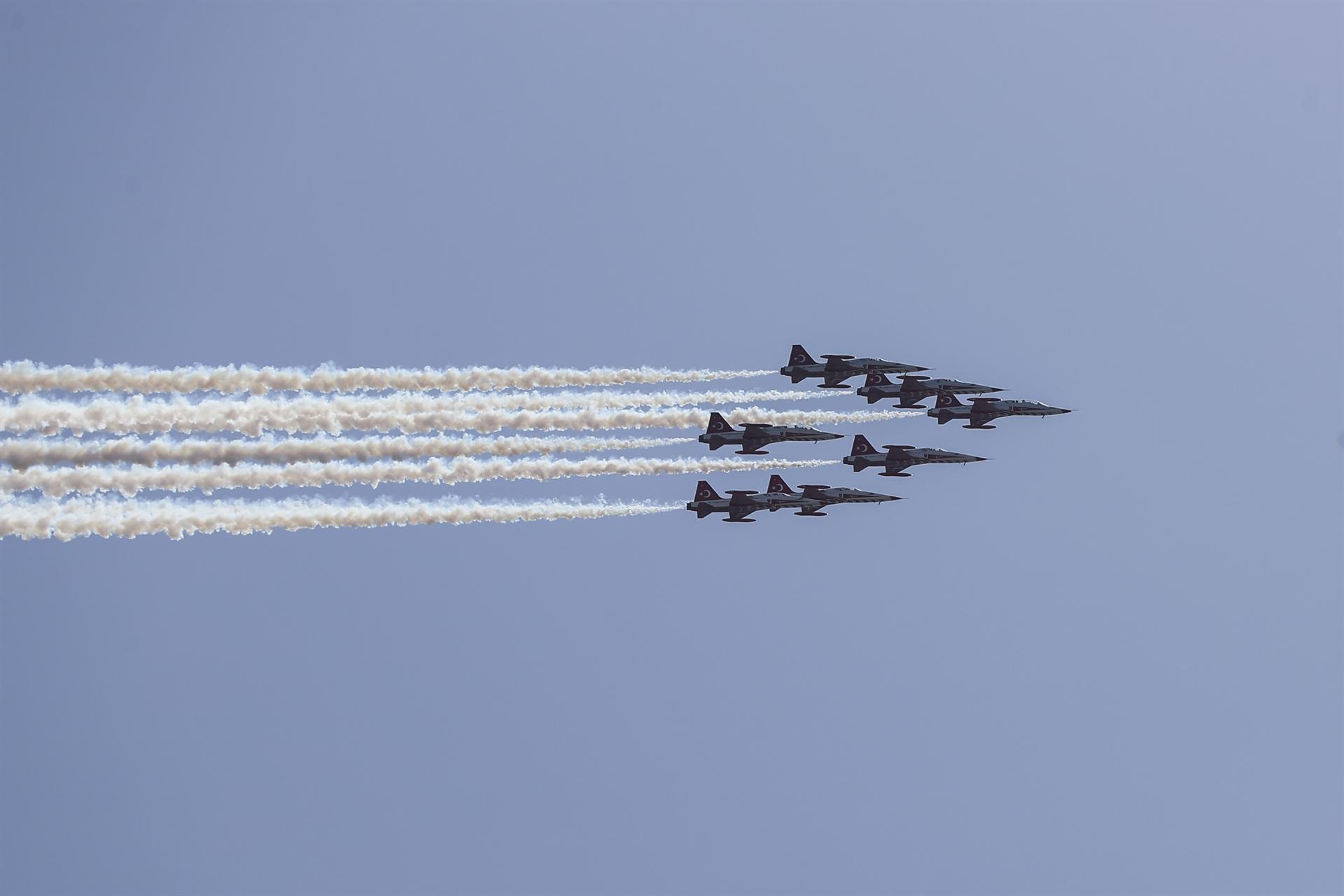 Turkish, Azerbaijani stars fly over Bosphorus