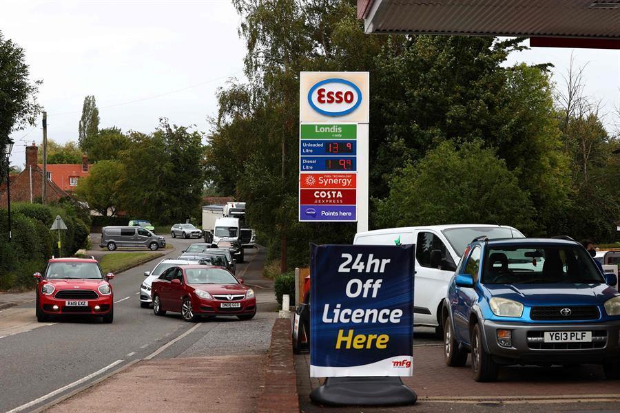 UK army to deliver petrol from Monday amid fuel crisis