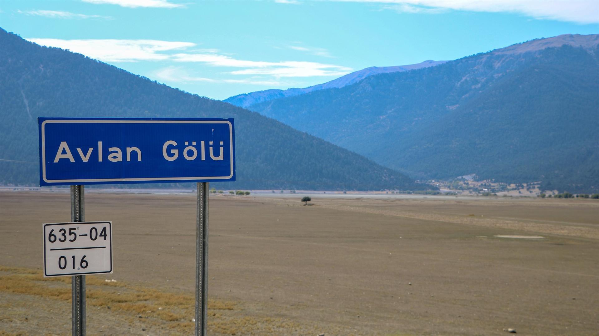 Lake in Turkey’s south completely dries up