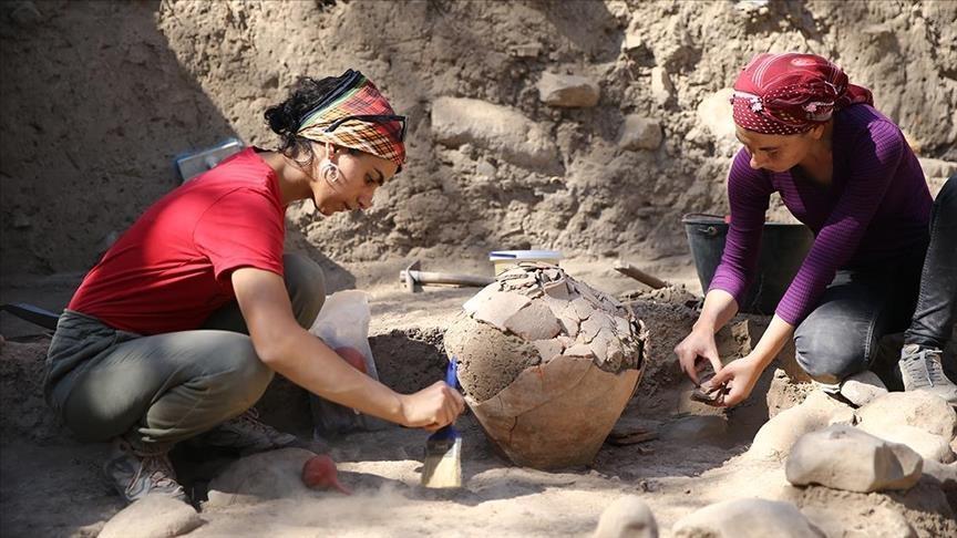 4,500-year-old jar unearthed in Mersin