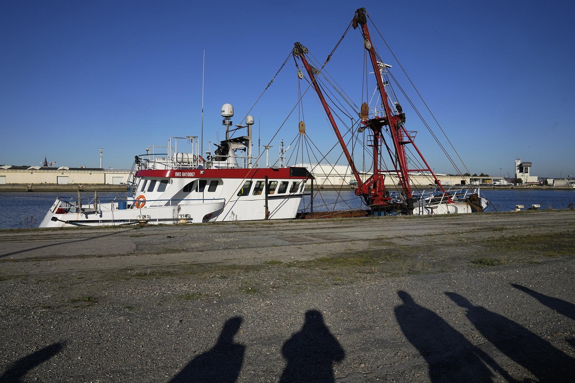 UK calls in French envoy over threats as fishing dispute deepens