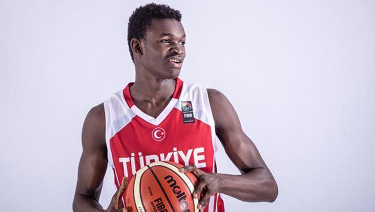Adem Bona chooses UCLA Bruins to shoot hoops
