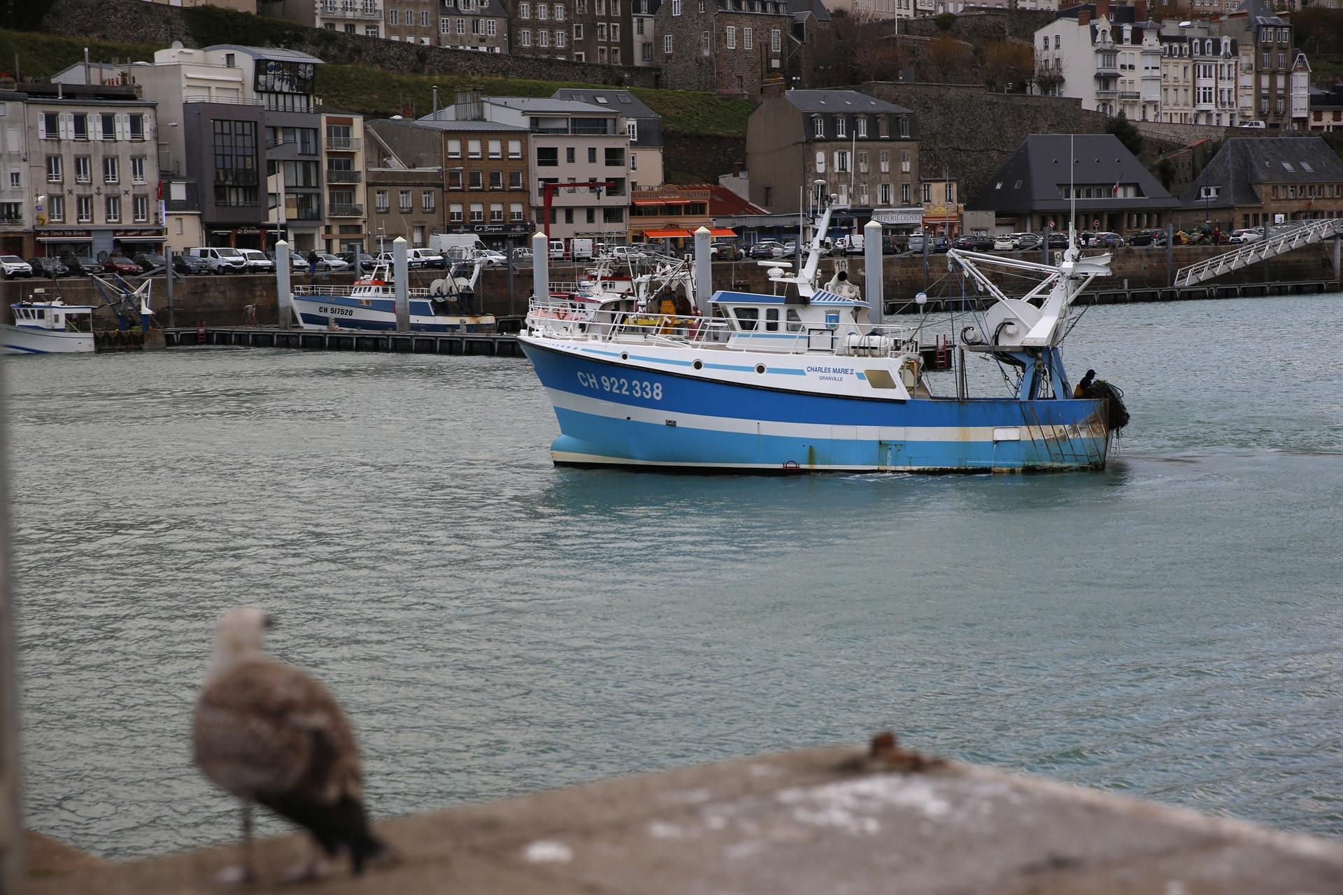 Britain, France fail to resolve fish row, agree more talks