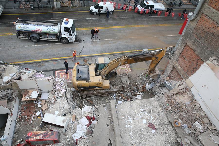 21 survive Turkey building collapse with no deaths