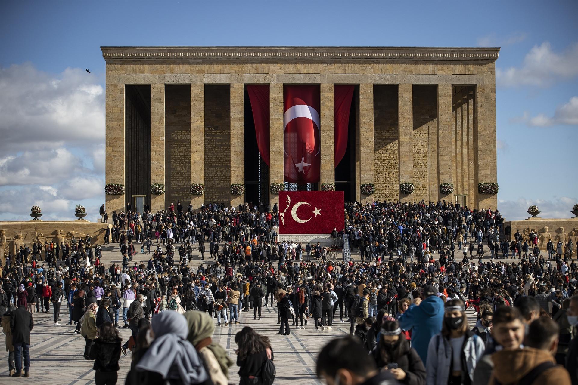 Nation remembers Atatürk, flocks to Anıtkabir, Dolmabahçe Palace