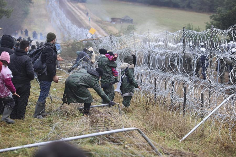 Turkish, Polish foreign ministers discuss migrant crisis at Belarus border