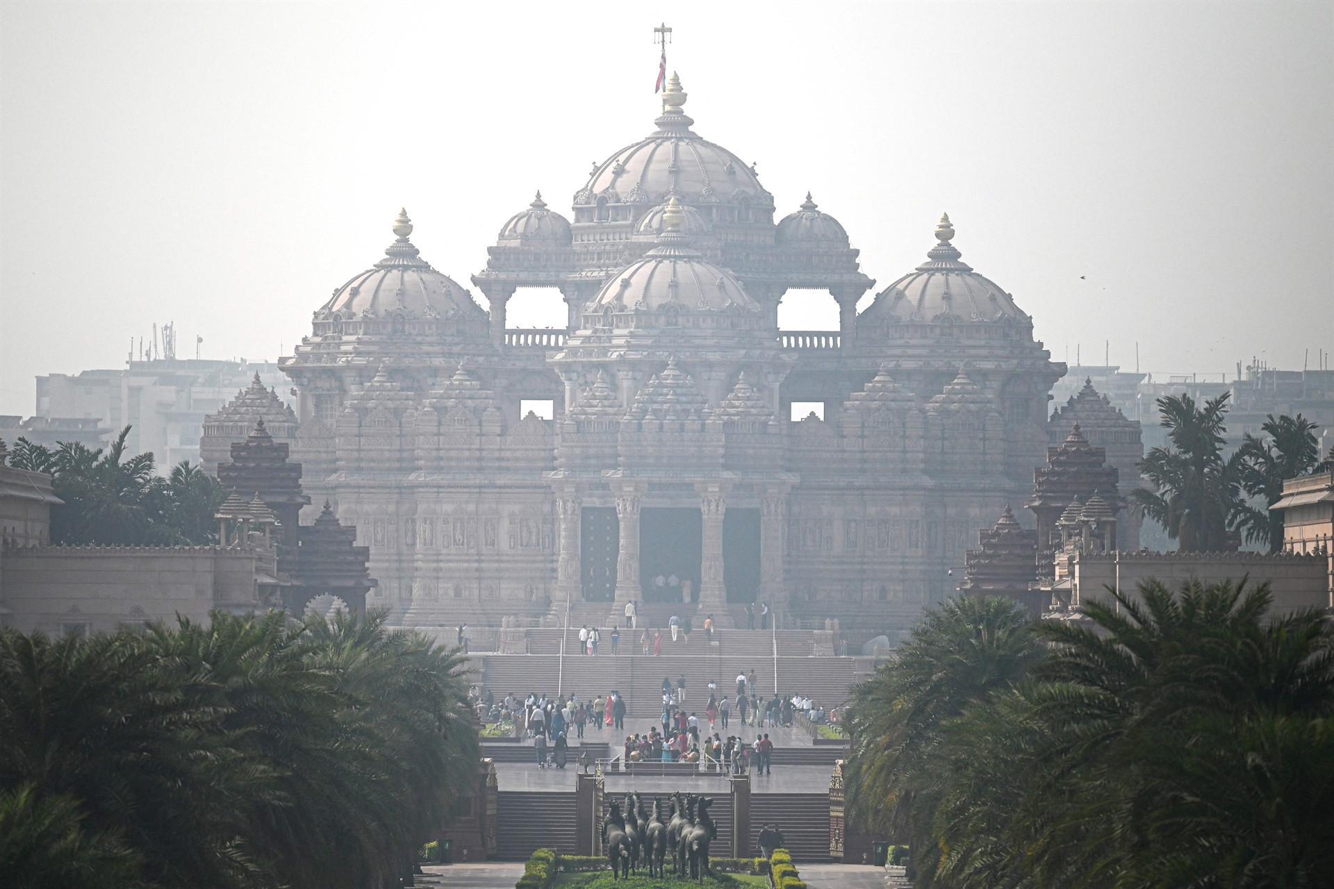 Delhi schools shut indefinitely as smog worsens