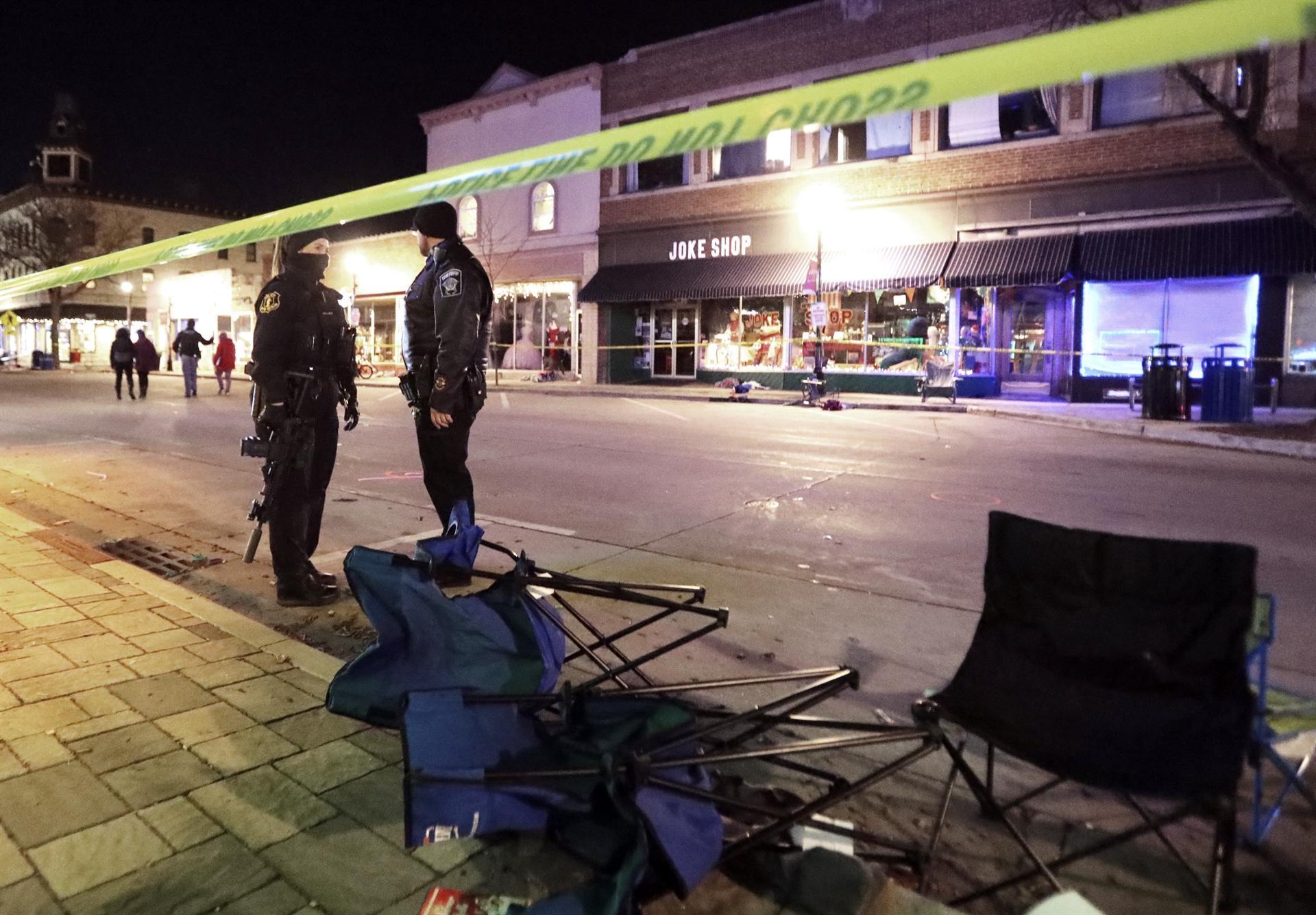 Vehicle plows into Christmas parade in US, killing multiple victims
