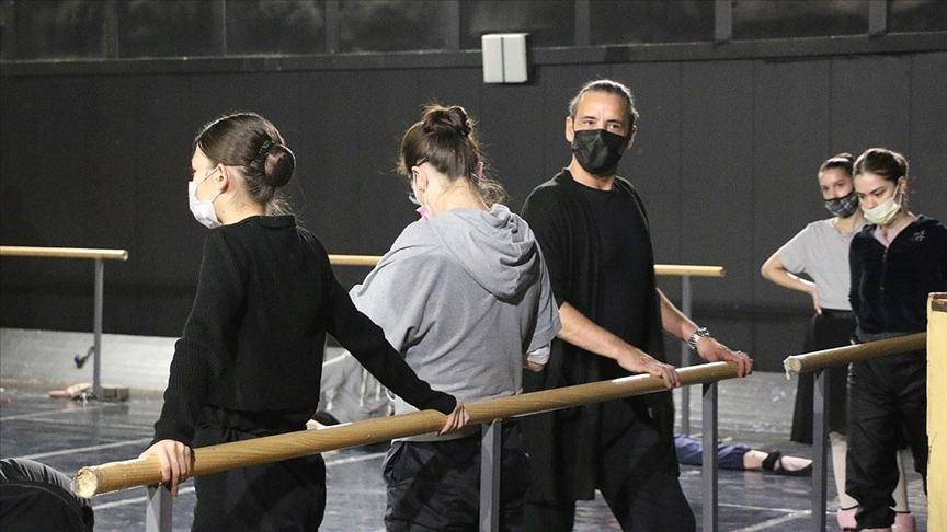 Turkish ballet dancer trains North Macedonian dancers