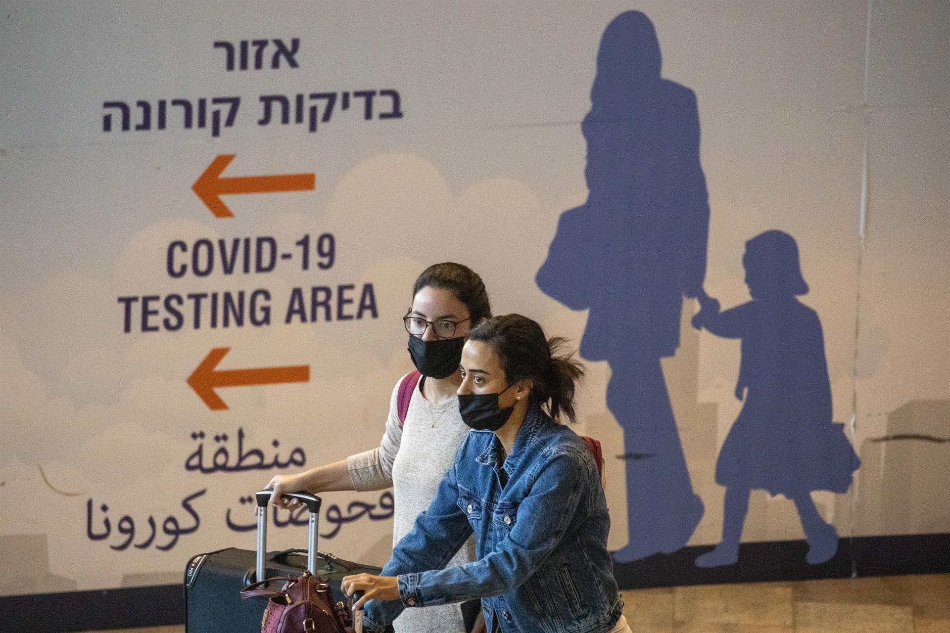 Israel closes borders to all foreigners over Omicron