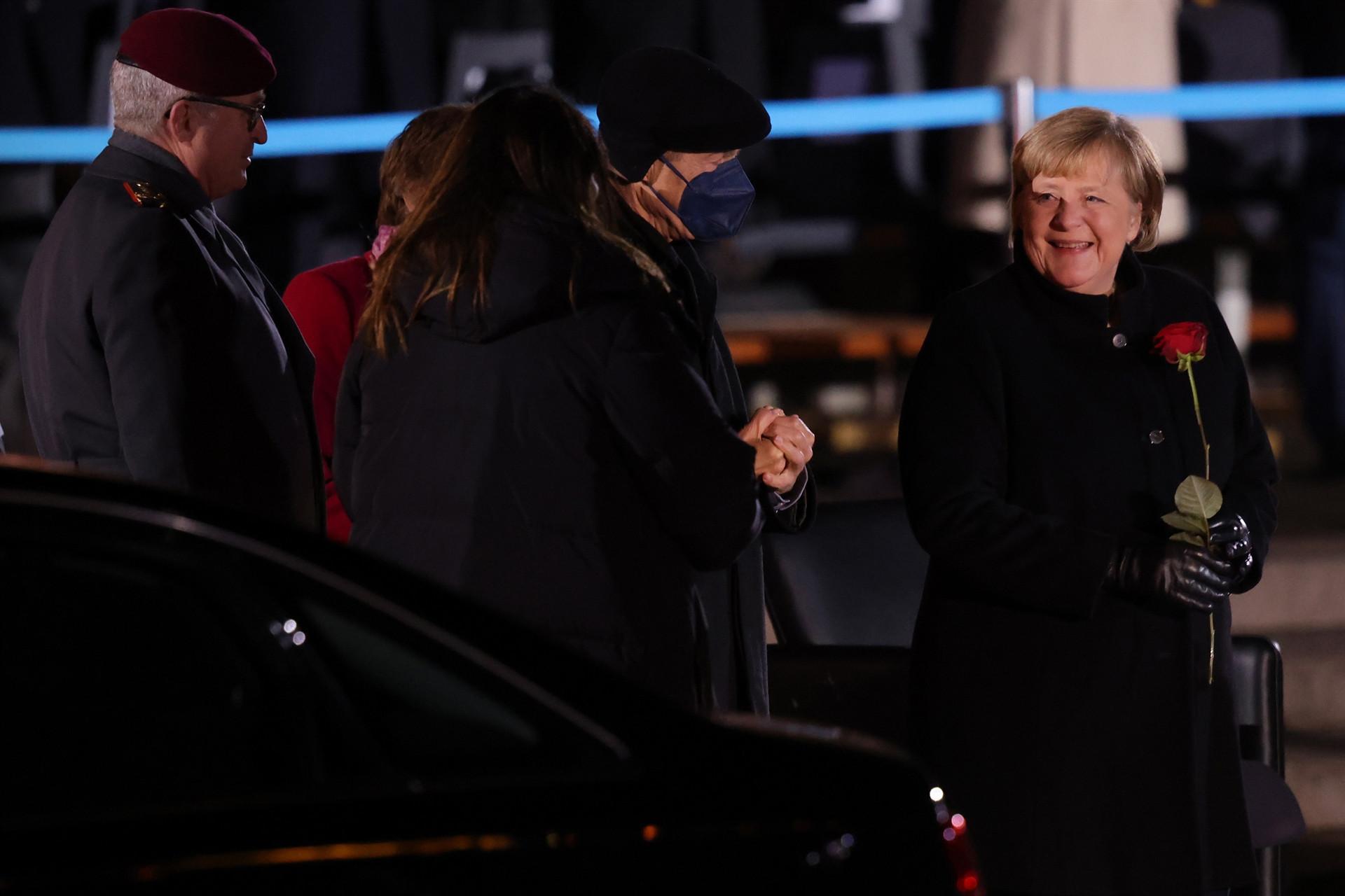 Merkel taps highlight by punkrocker for farewell parade