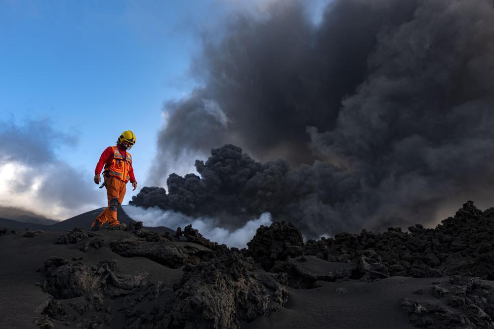 Island turns into open-air lab for tech-savvy volcanologists