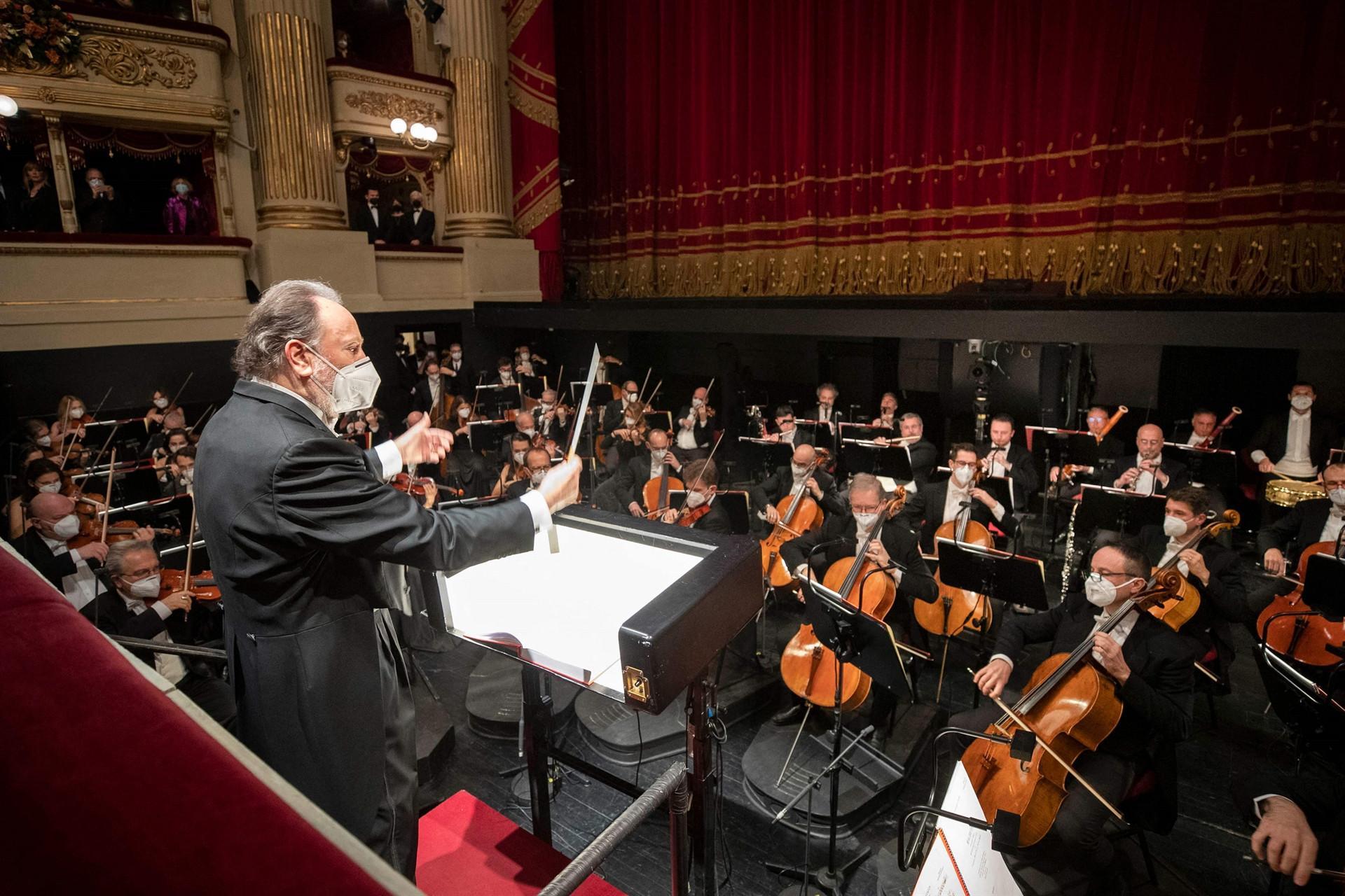 Despite pandemic, famed Italian theater opens season