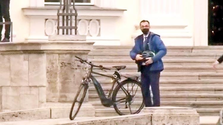 Germany’s new agriculture minister visits presidential palace on bike