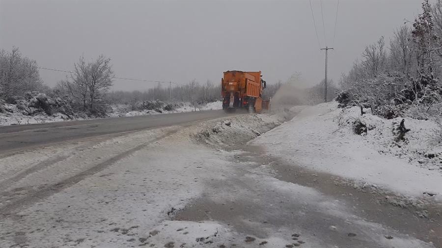 First snow of season fall on outskirts of Istanbul