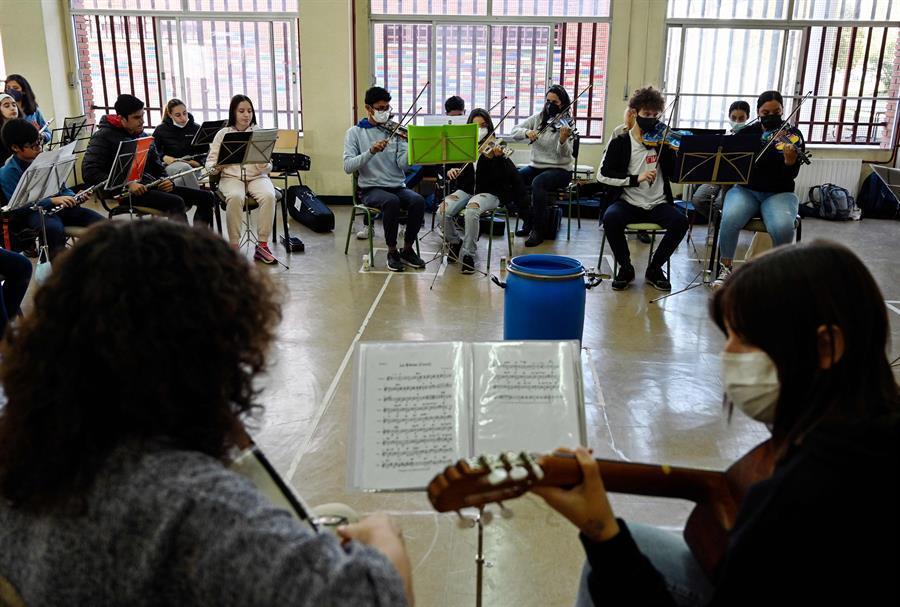 Spanish orchestra makes music from recycled junk