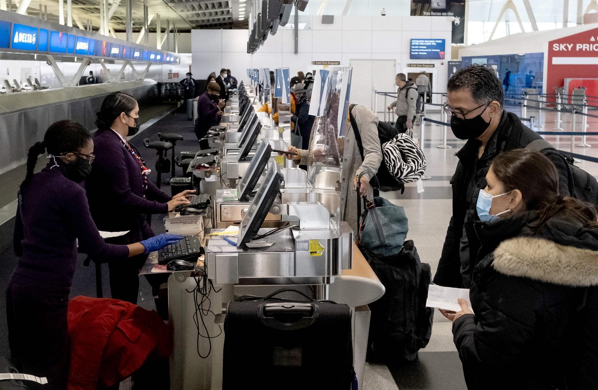 Over 6,000 flights scrapped as Omicron hits Christmas weekend travel