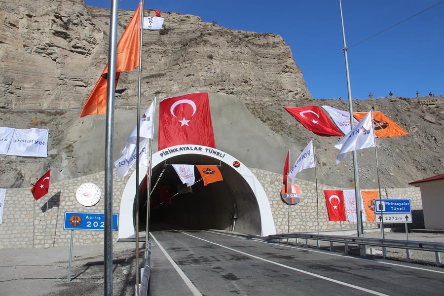 Erdoğan inaugurates road tunnel connecting Turkey to Caucasus