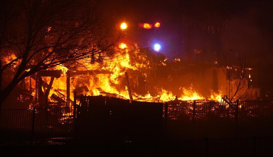 Thousands flee as Colorado wildfires burn hundreds of homes