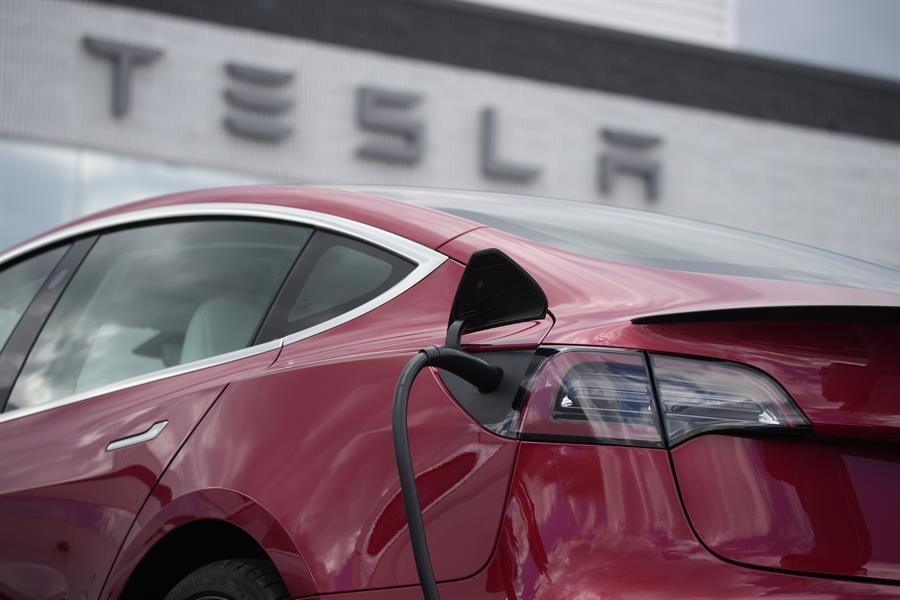 Tesla delivered almost 1 mln cars globally last year