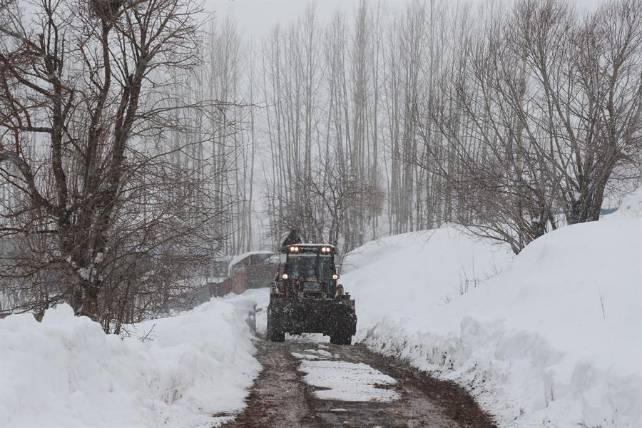 Heavy snowfall blankets Turkey’s east, shuts schools