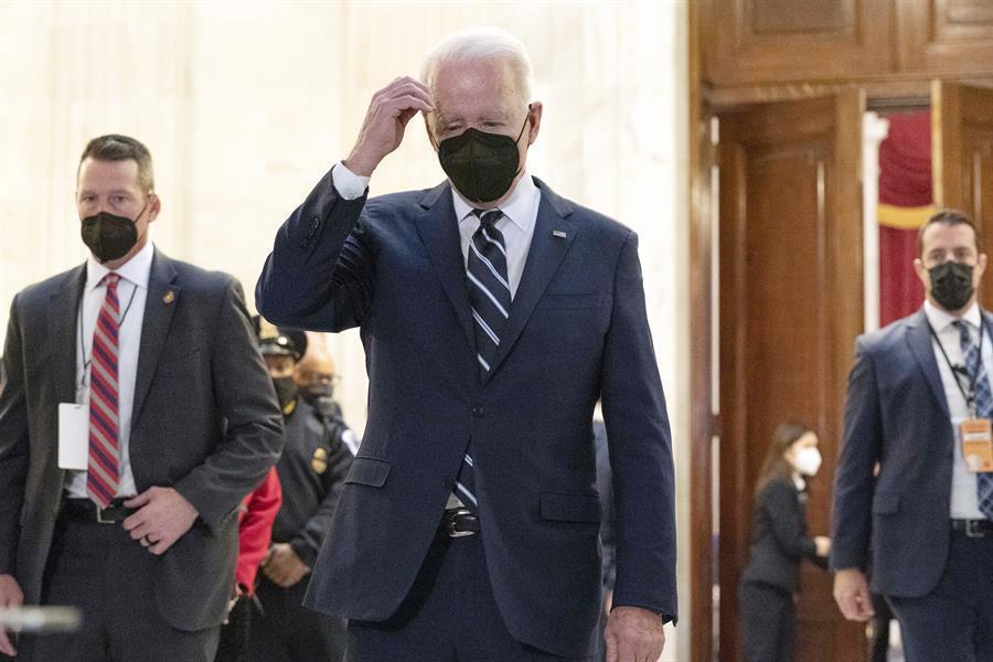 Biden tries to save voting rights bill in evening talks