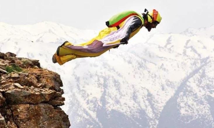 Official flies home with wingsuit every day after work