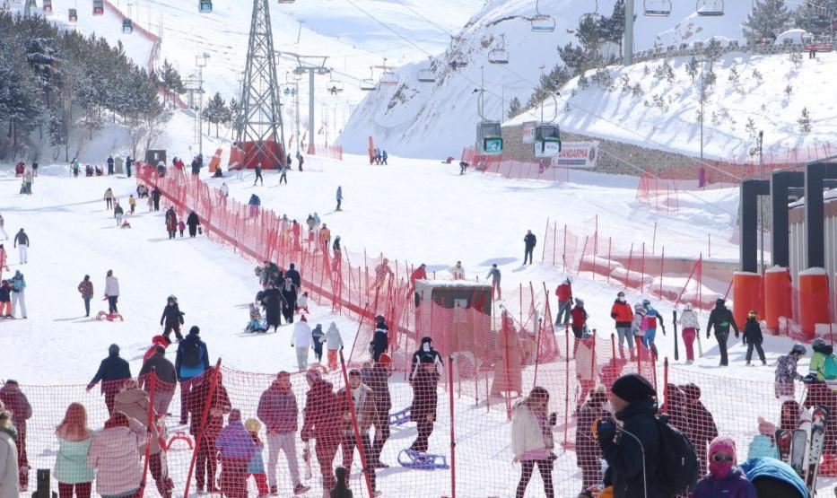 Holidaymakers flock to ski resorts for mid-term break
