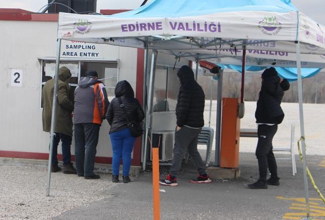 Bulgarian travelers take PCR tests in Edirne