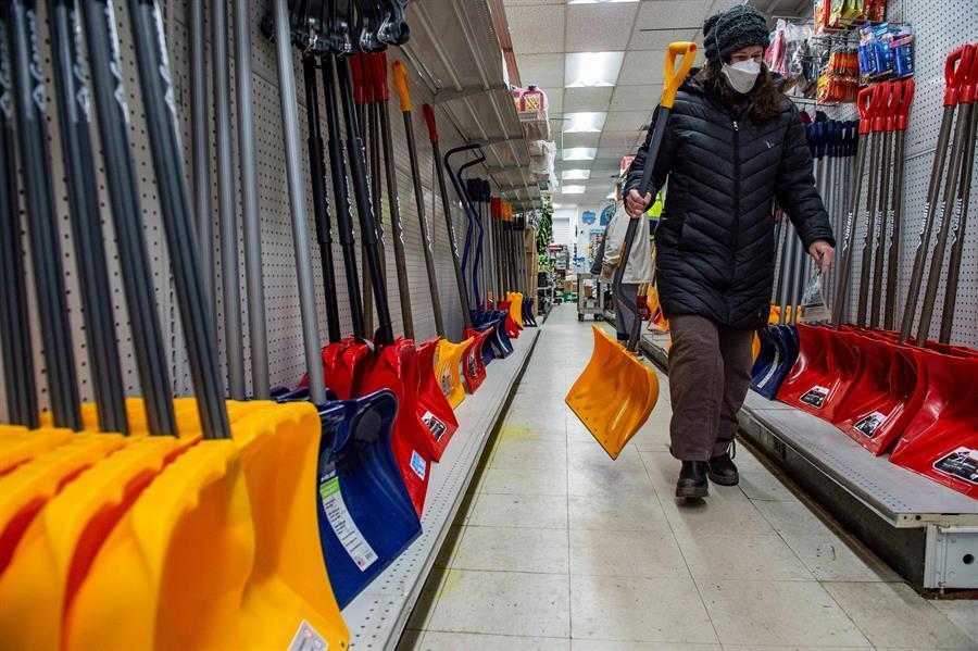 Thousands of flights canceled as Eastern US braces for winter storm
