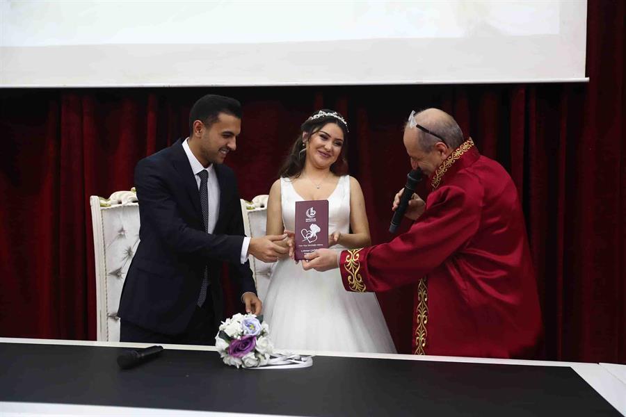 Turkish couples flock to marriage offices to marry on palindrome date