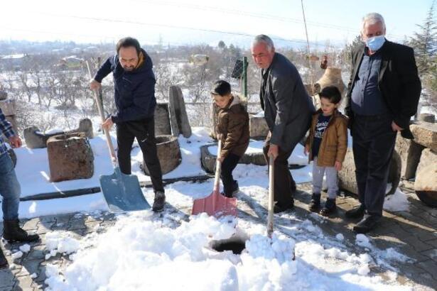 Residents fill snow into wells to cool off in summer